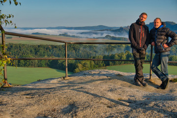 Faszinierende, beeindruckende Morgenstimmung mit Nebel über den Elbe, Täler im Nationalpark...