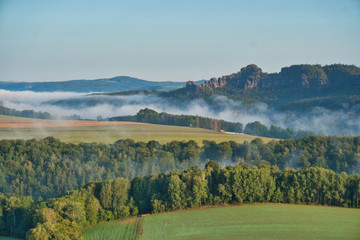 Faszinierende, beeindruckende Morgenstimmung mit Nebel über den Elbe, Täler im Nationalpark...