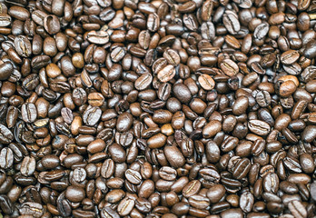 Obraz premium Draufsicht auf einen großen Haufen von Kaffeebohnen - selektiver Fokus, wenig Tiefenschärfe