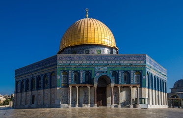 Obraz premium dramatic image of holy mosque in jerusalem with golden dome.