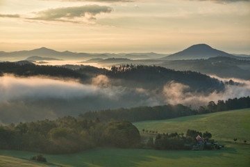 Faszinierende, beeindruckende Morgenstimmung mit Nebel über den Elbe, Täler im Nationalpark...