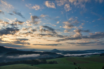 Obraz premium Faszinierende, beeindruckende Morgenstimmung mit Nebel über den Elbe, Täler im Nationalpark Sächsische Schweiz. Blick von der Kaiserkrone auf Zirkelstein, Rosenberg, Schrammsteine bis Lilienstein.