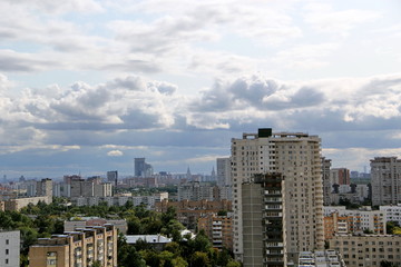 Fototapeta na wymiar Evening cloudy sky over the city