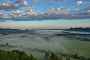 Faszinierende, beeindruckende Morgenstimmung mit Nebel über den Elbe, Täler im Nationalpark...