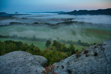 Faszinierende, beeindruckende Morgenstimmung mit Nebel über den Elbe, Täler im Nationalpark...