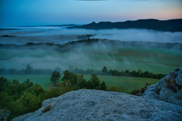 Faszinierende, beeindruckende Morgenstimmung mit Nebel über den Elbe, Täler im Nationalpark Sächsische Schweiz. Blick von der Kaiserkrone auf Zirkelstein, Rosenberg, Schrammsteine bis Lilienstein.