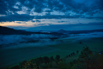 Faszinierende, beeindruckende Morgenstimmung mit Nebel über den Elbe, Täler im Nationalpark...