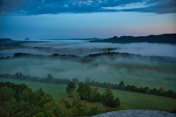 Faszinierende, beeindruckende Morgenstimmung mit Nebel über den Elbe, Täler im Nationalpark Sächsische Schweiz. Blick von der Kaiserkrone auf Zirkelstein, Rosenberg, Schrammsteine bis Lilienstein.