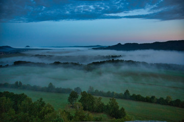 Faszinierende, beeindruckende Morgenstimmung mit Nebel über den Elbe, Täler im Nationalpark Sächsische Schweiz. Blick von der Kaiserkrone auf Zirkelstein, Rosenberg, Schrammsteine bis Lilienstein.