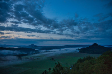 Faszinierende, beeindruckende Morgenstimmung mit Nebel über den Elbe, Täler im Nationalpark Sächsische Schweiz. Blick von der Kaiserkrone auf Zirkelstein, Rosenberg, Schrammsteine bis Lilienstein.