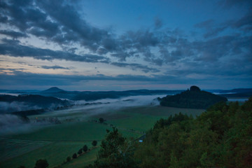 Faszinierende, beeindruckende Morgenstimmung mit Nebel über den Elbe, Täler im Nationalpark Sächsische Schweiz. Blick von der Kaiserkrone auf Zirkelstein, Rosenberg, Schrammsteine bis Lilienstein.