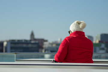 Mujer de rojo en el puerto