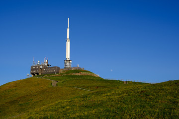 Fototapeta na wymiar Radio tower on the top of the mountain
