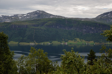 Fototapeta na wymiar mountain lake in the morning
