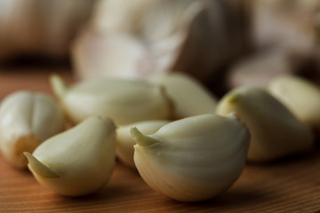 Fototapeta na wymiar cloves of garlic - A pile of garlic seeds in a random pattern having their skin peeled off