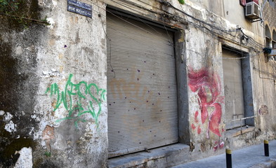 Spuren des Häuserkampfes in einer Straße von Beirut