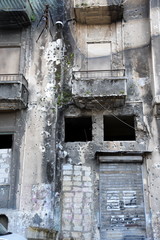 Zerstörtes Wohnhaus mit Kriegsspuren