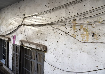 Kriegsspuren in einer Gasse von Beirut