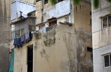 Fototapeta na wymiar Hinterhof eines Wohnhauses mit Balkon und Wäsche