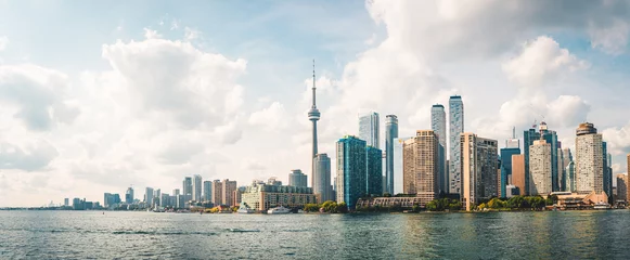  Panoramisch uitzicht op de bewolkte skyline van Toronto met waterkant © Omar