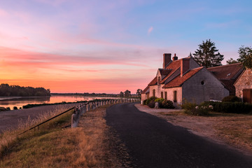 Maison campagne soleil couché été ancien route ciel orange ville d'antan ancienne tamisé bord eau fleuve rivière voyage passé