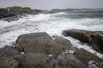 Obraz premium stiff breeze and the waves hit the rock on the west