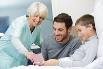 Obraz premium boy dad and his pediatrician laughing