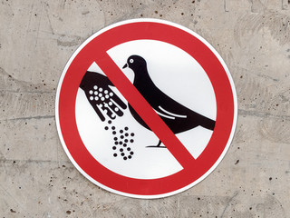 sign birds do not feed attached to the wall of the house in the city, the concept of urban bird...
