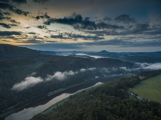 Faszinierende, beeindruckende Morgenstimmung mit Nebel über den Elbe, Täler im Nationalpark...