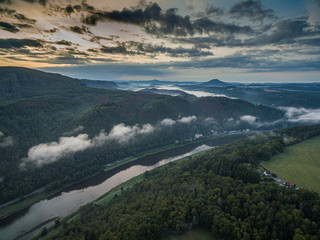 Faszinierende, beeindruckende Morgenstimmung mit Nebel über den Elbe, Täler im Nationalpark...