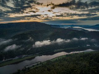 Faszinierende, beeindruckende Morgenstimmung mit Nebel über den Elbe, Täler im Nationalpark Sächsische Schweiz. Blick von der Kaiserkrone auf Zirkelstein, Rosenberg, Schrammsteine bis Lilienstein.