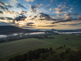 Faszinierende, beeindruckende Morgenstimmung mit Nebel über den Elbe, Täler im Nationalpark...