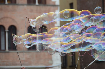 Bolle di sapone giganti multicolor in piazza italiana