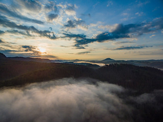 Fototapeta premium Faszinierende, beeindruckende Morgenstimmung mit Nebel über den Elbe, Täler im Nationalpark Sächsische Schweiz. Blick von der Kaiserkrone auf Zirkelstein, Rosenberg, Schrammsteine bis Lilienstein.