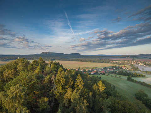 Faszinierende, beeindruckende Morgenstimmung mit Nebel &uuml;ber den Elbe, T&auml;ler im Nationalpark S&auml;chsische Schweiz. Blick von der Kaiserkrone auf Zirkelstein, Rosenberg, Schrammsteine bis Lilienstein.