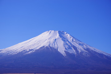 Fototapeta na wymiar 澄み切った青空と富士山と山中湖