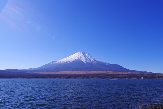 澄み切った青空と富士山と山中湖