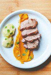 Filetto di maiale con mela, maggiorana e salsa di carote