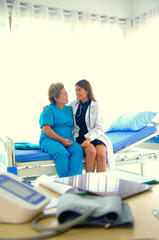 Fototapeta premium Female doctor encouraged the elderly patient