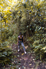 chica joven haciendo ejercicio en medio de la naturaleza