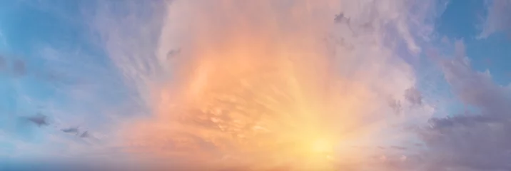 Rolgordijnen Zonsondergang bewolkte hemel met de oranje zon © alexlukin