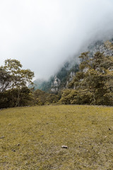 paisaje de montaña nublada