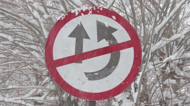  no overtake signboard on the highway in ladakh