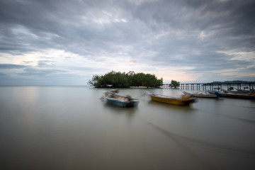 Obraz premium Long exposure shot of seascape during cloudy.
