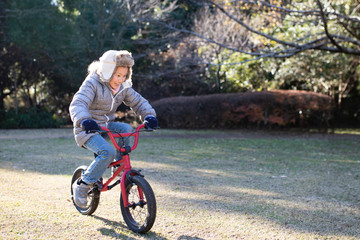 自転車で遊ぶ女の子