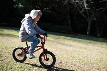 Naklejka premium 自転車で遊ぶ女の子
