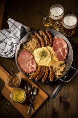 Sauerkraut Pfanne mit Nürnberger Rostbratwürste, Kassler Nacken,  Kartoffelpüree Senf und Bier...