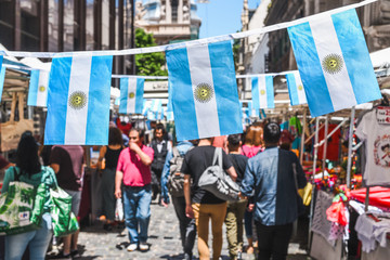 Buenos Aires / Argentine - 11/10/2019 : célèbres marchés de San Telmo, partie la plus ancienne de Buenos Aires décorée de drapeaux argentins