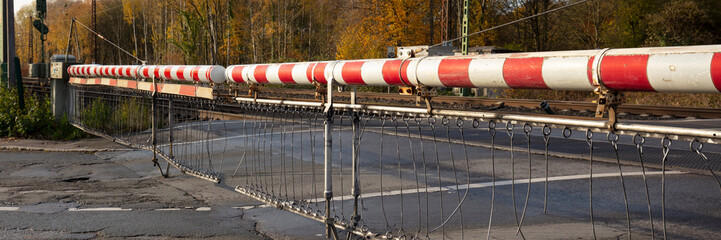 Geschlossene Bahnschranke, Husen, Dortmund, Nordrhein-Westfalen, Deutschland, Europa