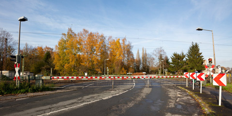 Geschlossene Bahnschranke, Husen, Dortmund, Nordrhein-Westfalen, Deutschland, Europa